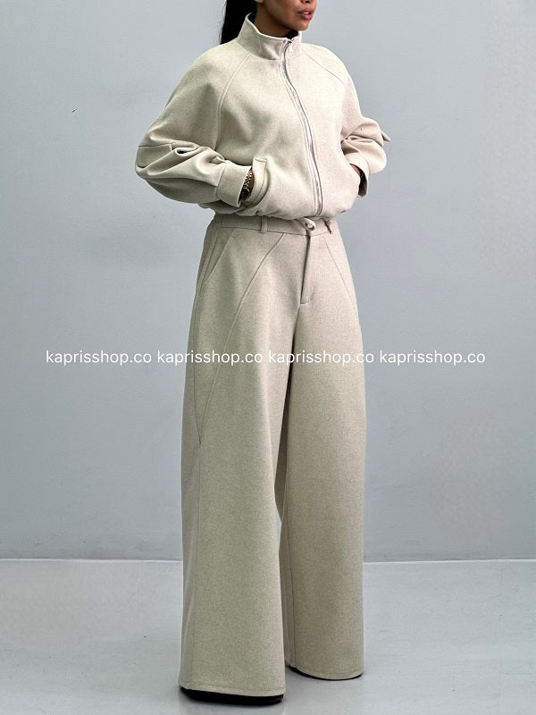 Wool set with high collar and zipper