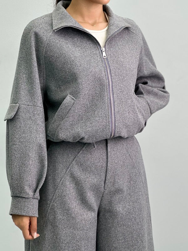 Wool set with high collar and zipper
